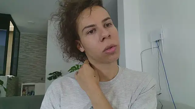 grey___27 Adlı Modelin Canlı XXX Sohbeti