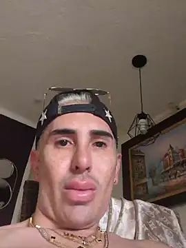 LucioFer11 Webcam show