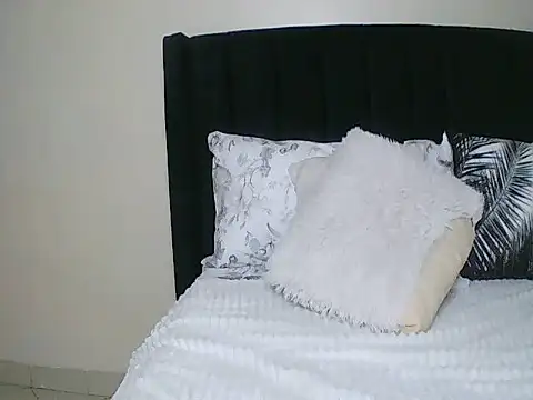 SluttyNaia live XXX chat