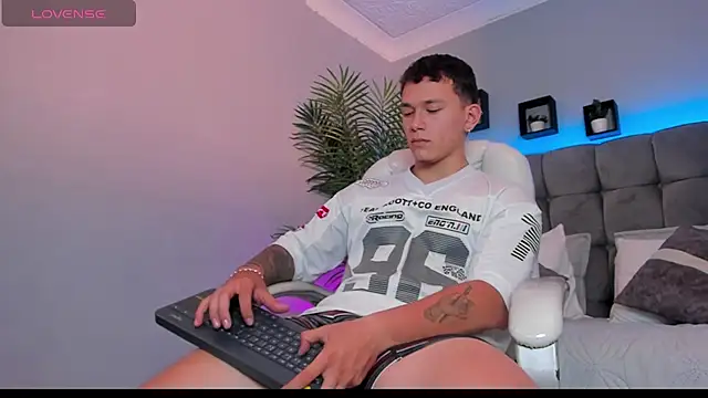 Thomas_moon Chat XXX live