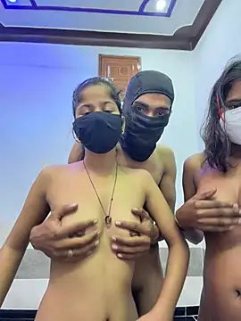 hot_janvi_: διαδικτυακό σόου στην κάμερα