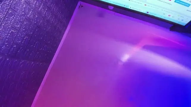 XXX chat uživo modela EmmyTorner