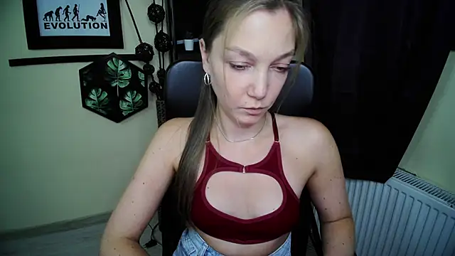 EmillyPlay Adlı Modelin Canlı XXX Sohbeti