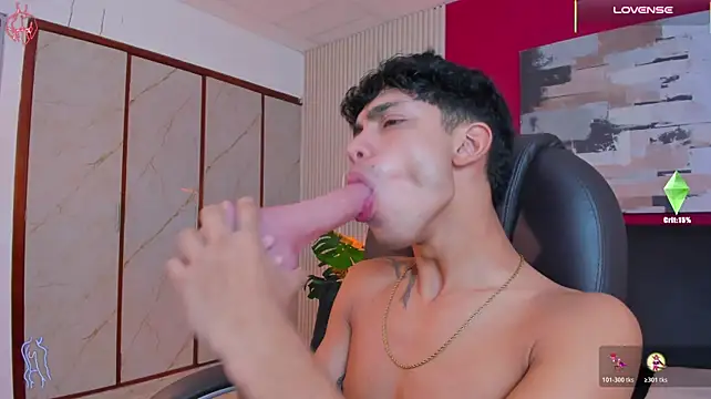 Naughty_BoyW élő XXX-chatje