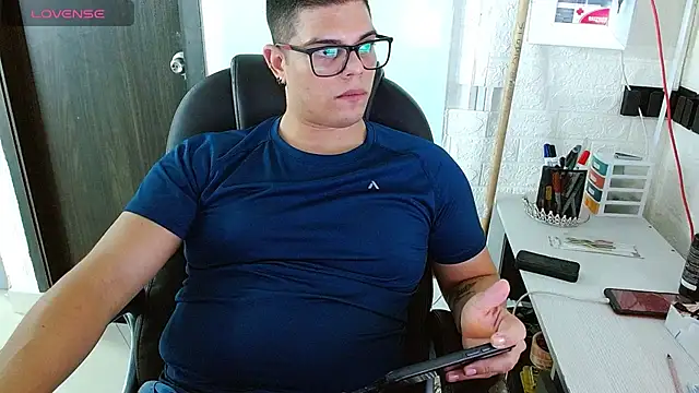 צ'אט XXX בשידור חי של Realjoel01