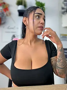 Sara-77 Adlı Modelin Canlı XXX Sohbeti