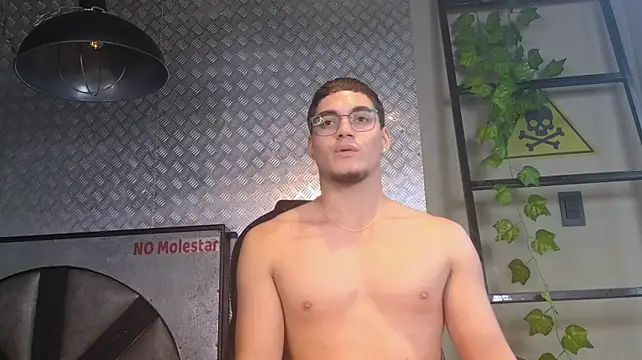 צ'אט XXX בשידור חי של ThiagoFox