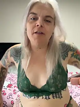 CherryBombBomb's Live XXX Chat
