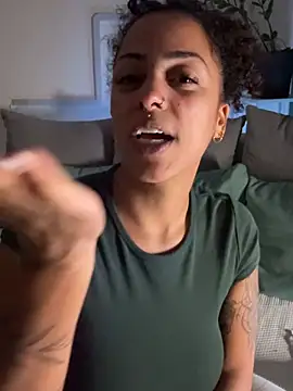Czat XXX na żywo – SweetPetiteNoir