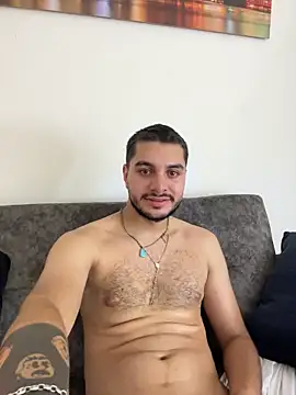 AmadeoWild Adlı Modelin Canlı XXX Sohbeti