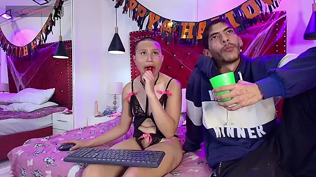 Emily_and_Taylor's Live XXX Chat