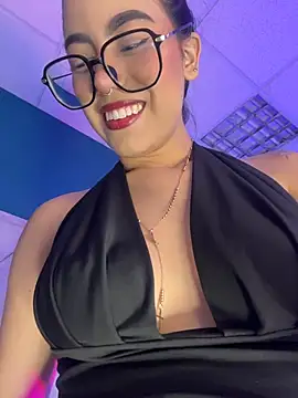 TopDollXXX Adlı Modelin Canlı XXX Sohbeti