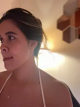 Emilia_Bakerr Adlı Modelin Canlı XXX Sohbeti