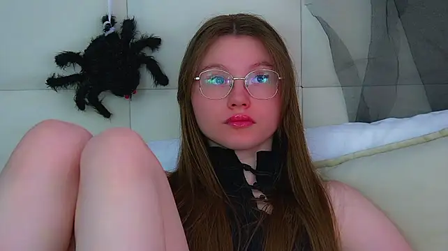 KeiraAsti Adlı Modelin Canlı XXX Sohbeti