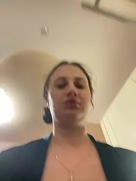 Flossy_Vettie Adlı Modelin Canlı XXX Sohbeti