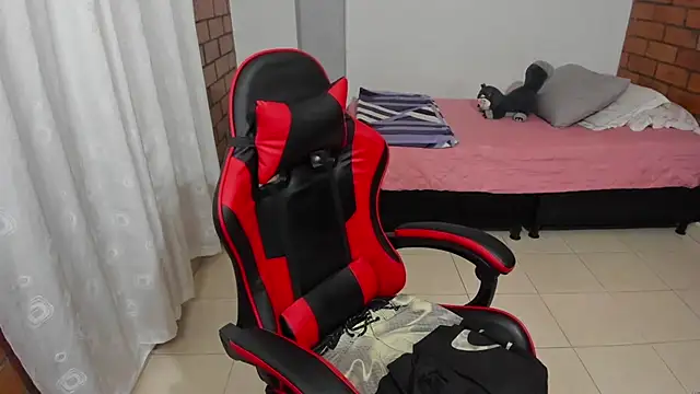 Aron_Boyy Adlı Modelin Canlı XXX Sohbeti
