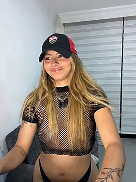 Candyxpeach: διαδικτυακό σόου στην κάμερα