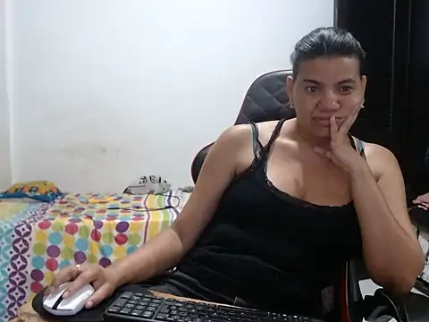 Chat +18 de Adriana_0312 ao vivo