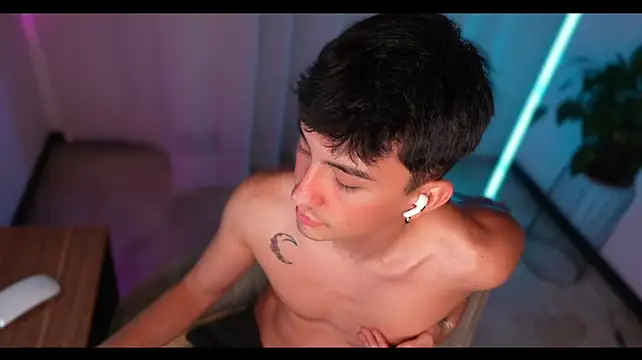 sweettaaron01 Adlı Modelin Canlı XXX Sohbeti