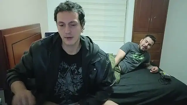 hardaftercum: διαδικτυακό σόου στην κάμερα