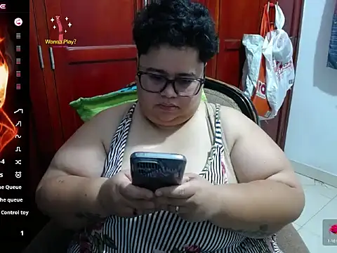 צ'אט XXX בשידור חי של hotlesby4uxxx