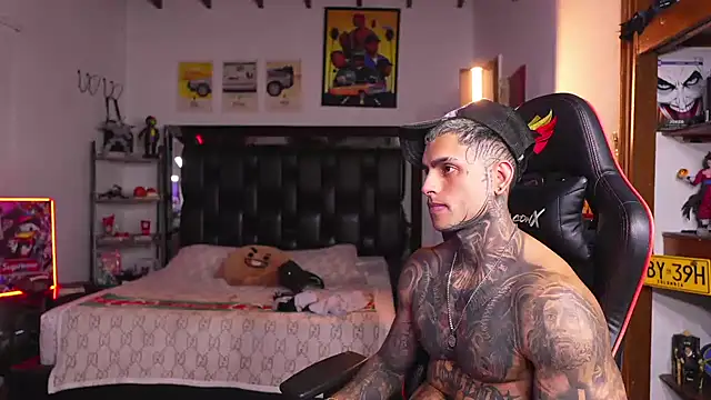 logan_hugh8 Adlı Modelin Canlı XXX Sohbeti