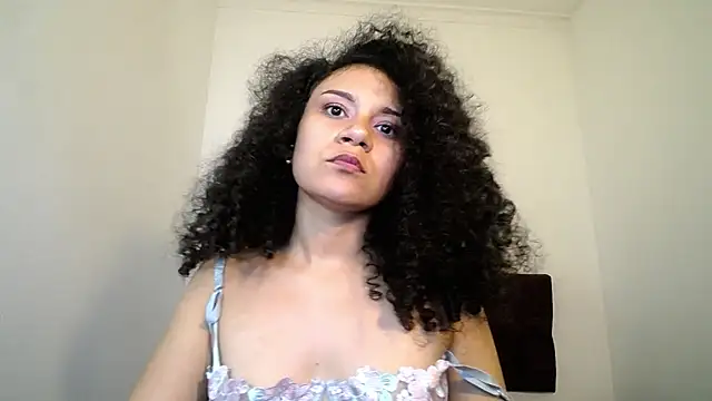 Chatroom XXX en direct de Little18Doll