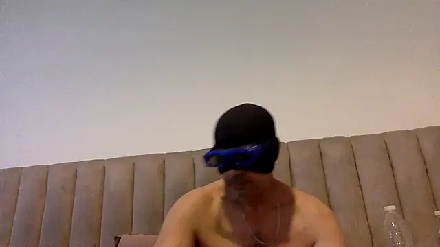 Chatroom XXX en direct de CaiBull