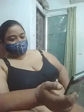 momo_loves' Live XXX Chat