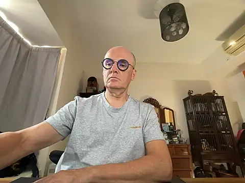 TKSnoopy7 Show in webcam
