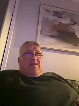 Daddystrokes4u élő XXX-chatje