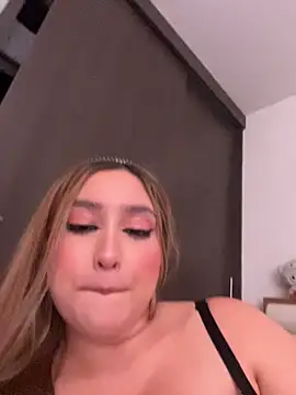 MoraInFire live XXX chat