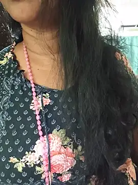 SRUTHI-8 Adlı Modelin Canlı XXX Sohbeti