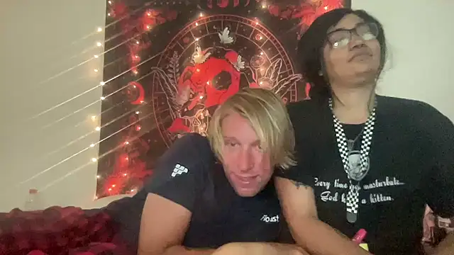NikkiAndJohnny777's Webcam Show