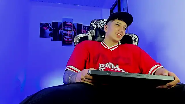 eithan_boy_'s Live XXX Chat