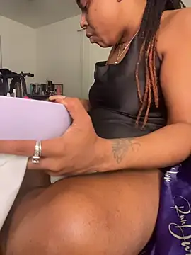 reecieofficial Show in webcam