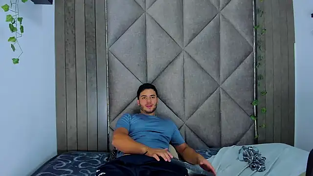 צ'אט XXX בשידור חי של TylerWest_