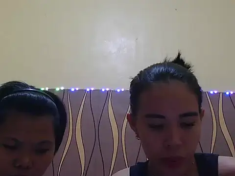 YoungLovers4u Adlı Modelin Canlı XXX Sohbeti