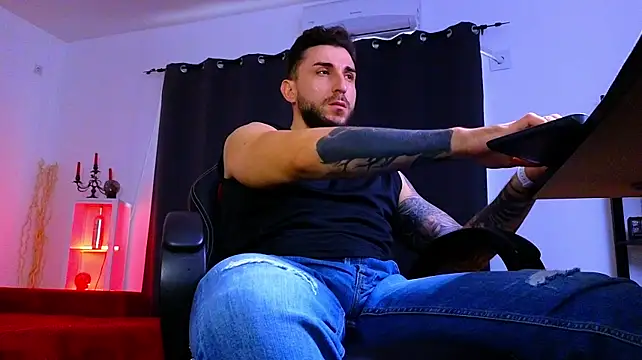 MightyAaron66's Live XXX Chat