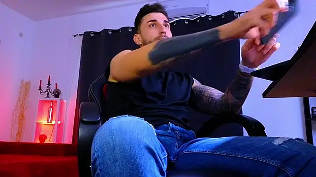 MightyAaron66 Adlı Modelin Canlı XXX Sohbeti