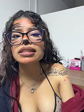 Issaa_Tyler Adlı Modelin Canlı XXX Sohbeti