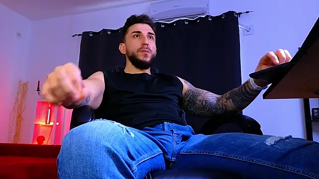 MightyAaron66's Live XXX Chat