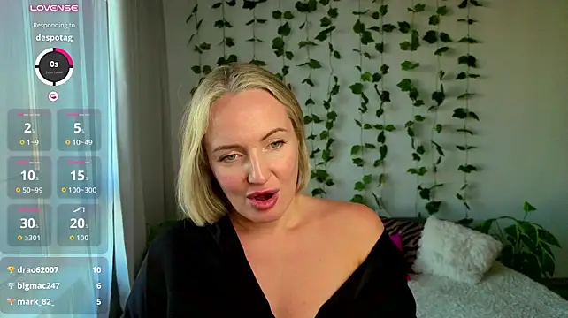 MonikFoxi live XXX chat