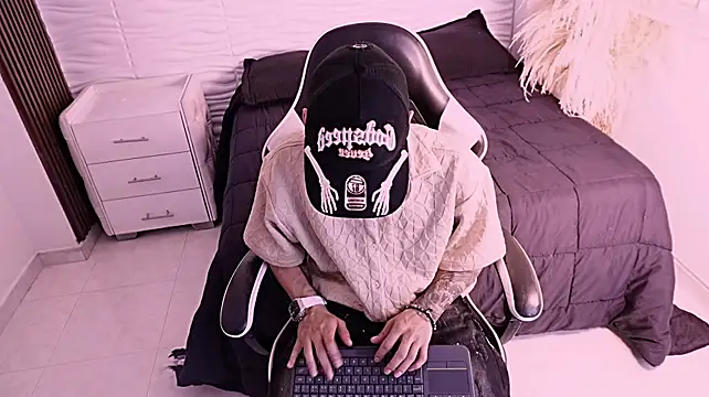 JhoanLeandro Show in webcam