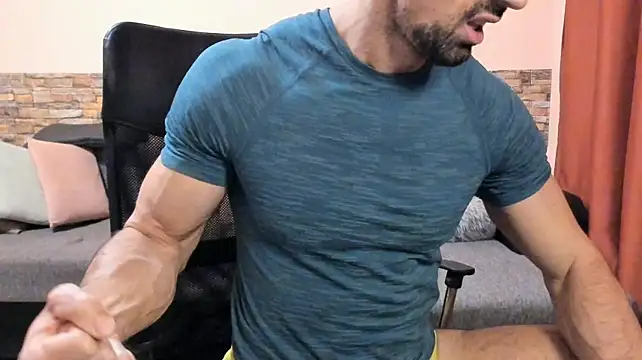 HotHunkTrainer live XXX chat