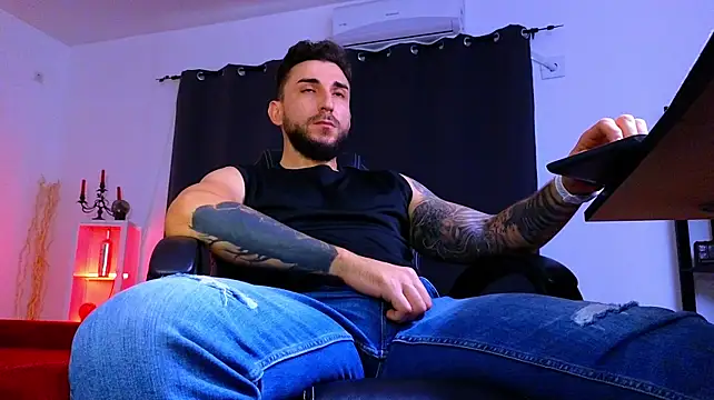 MightyAaron66's Live XXX Chat