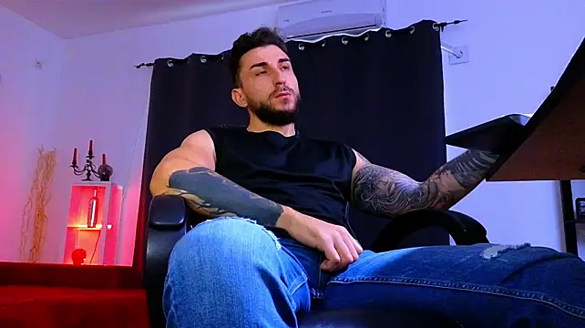 MightyAaron66's Live XXX Chat