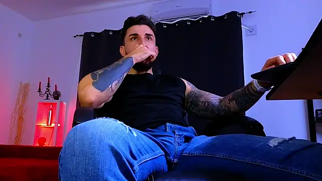 MightyAaron66 live XXX chat