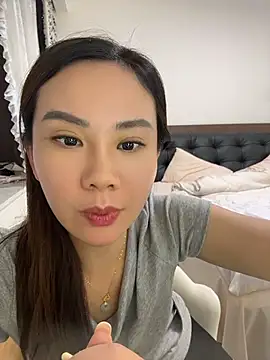 Yioyio-666's Live XXX Chat