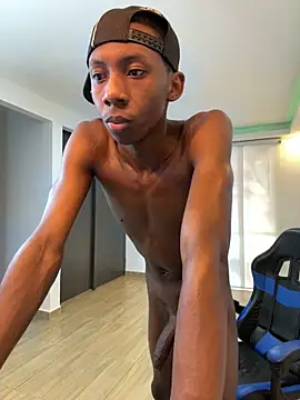 milo018 Chat XXX live